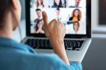 IN MEDIA | "Ne lisez pas vos mails dès le matin": les conseils d'un psy pour mieux vivre le télétravail 